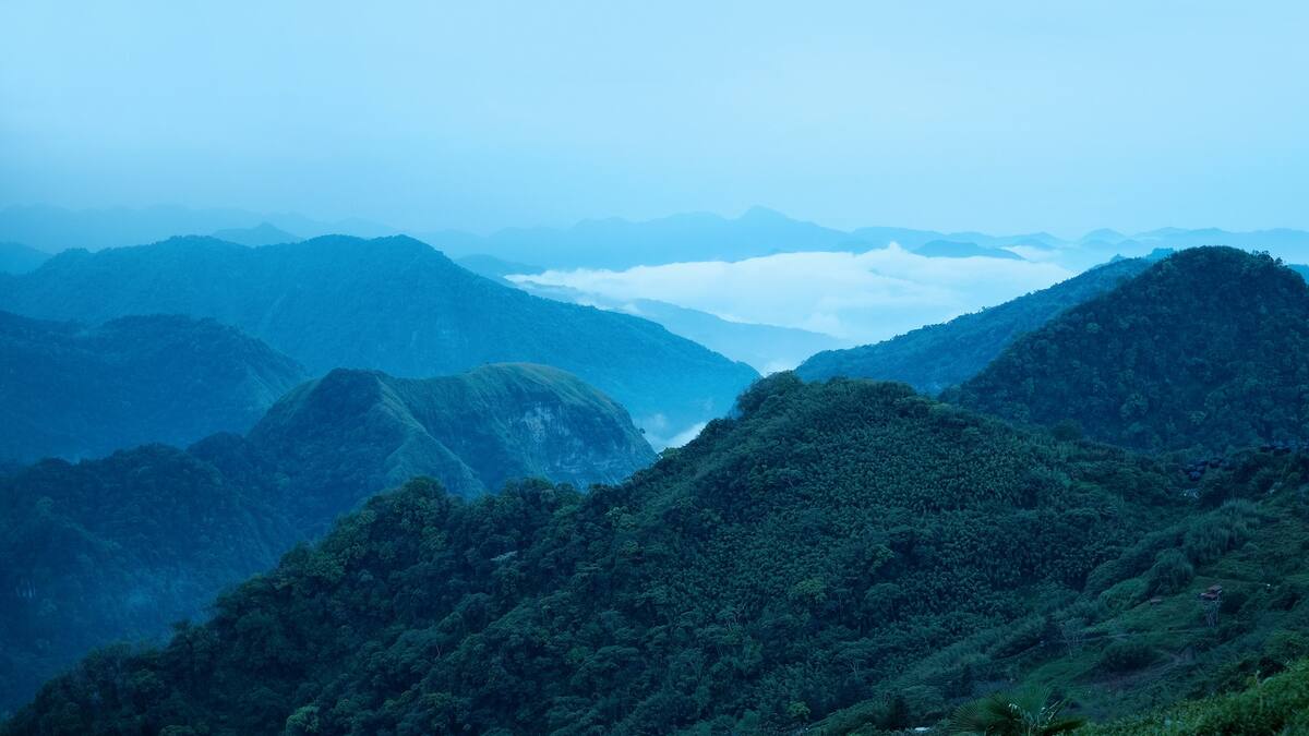 山嵐環繞的晨間山景（示意配圖）