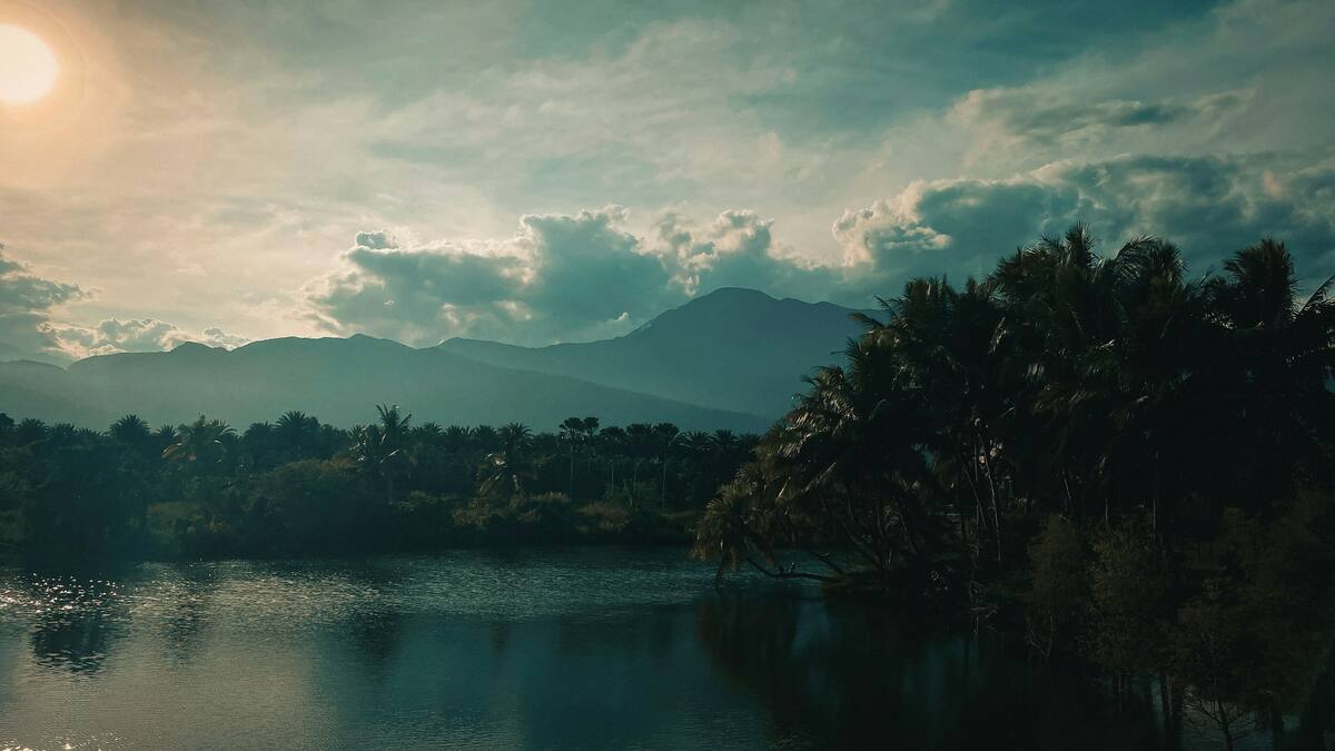 晨光下的湖面與遠山（示意配圖）